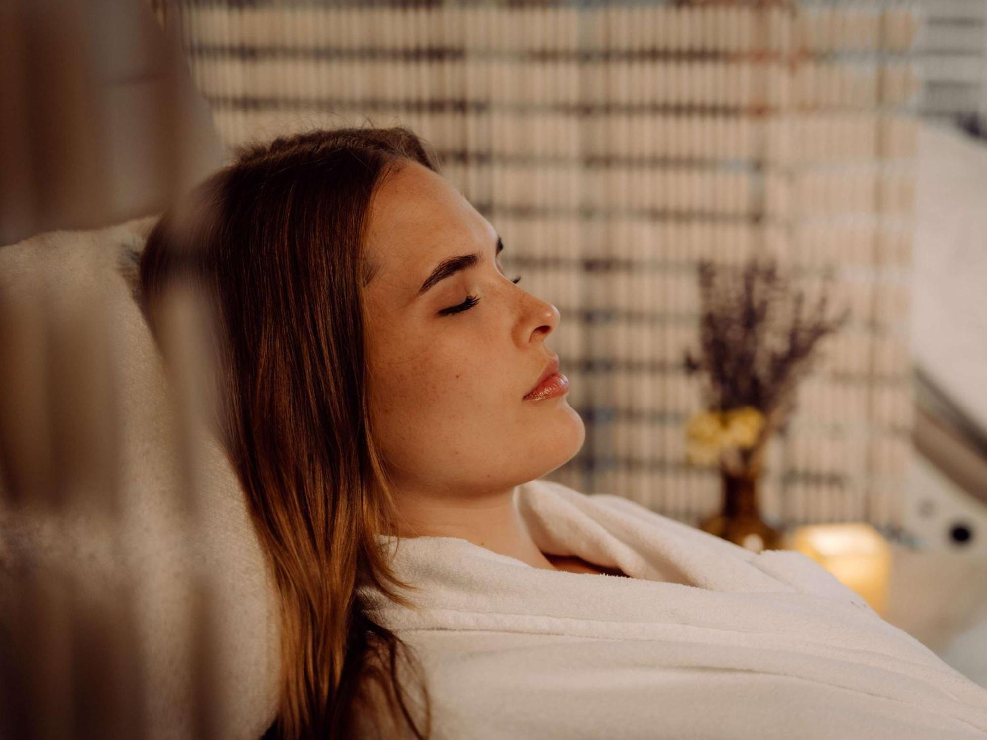 Sofitel Dubai The Obelisk Ξενοδοχείο Εξωτερικό φωτογραφία A woman meditating