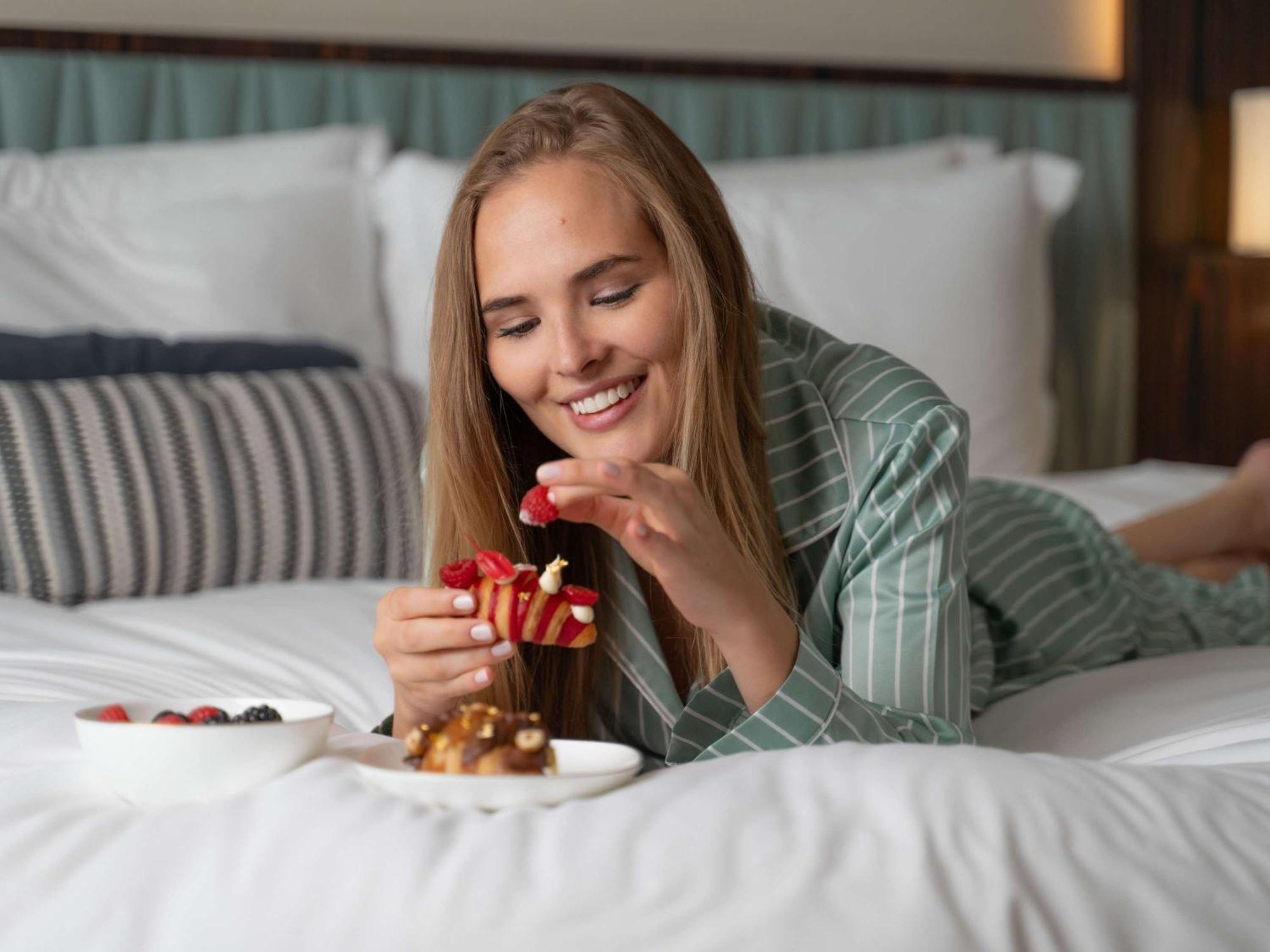 Sofitel Dubai The Obelisk Ξενοδοχείο Εξωτερικό φωτογραφία A woman eating strawberries